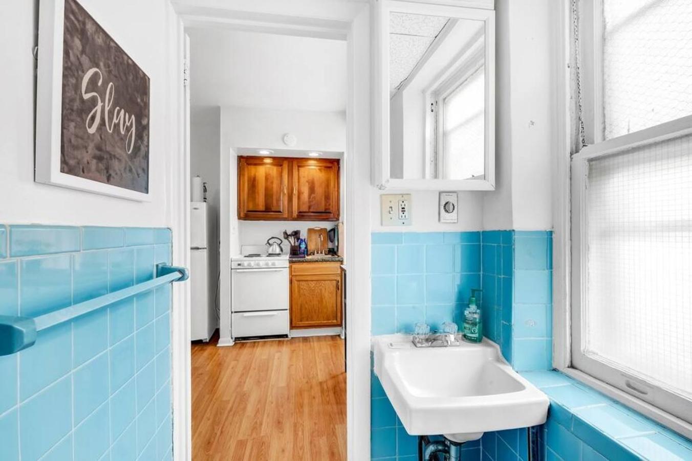 Stylish In Center Apartment *