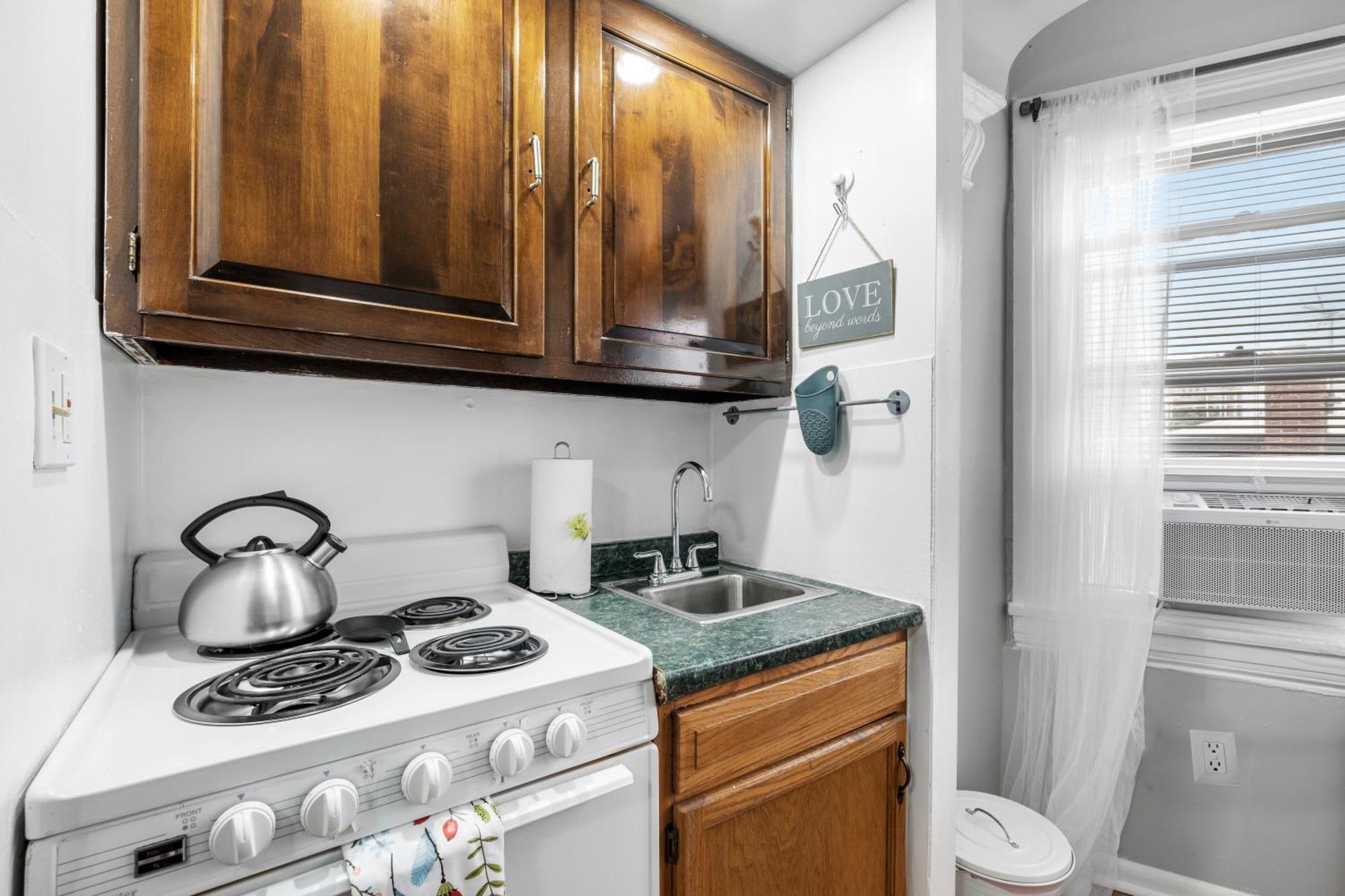 Stylish In Center Apartment *
